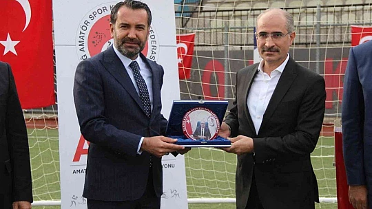 Elazığ'da 107 kulübe spor malzemesi yardımı