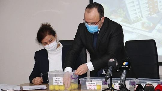 Elazığ'da 117 depremzede daha çekilen kurayla evlerine kavuştu