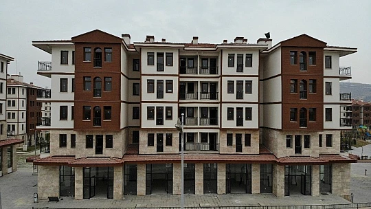 Elazığ'da 19 saatlik kura ile 4 bin 598  depremzede evlerine kavuştu