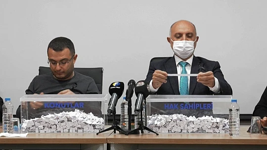 Elazığ'da 19 saatlik kura ile 4 bin 598  depremzede evlerine kavuştu