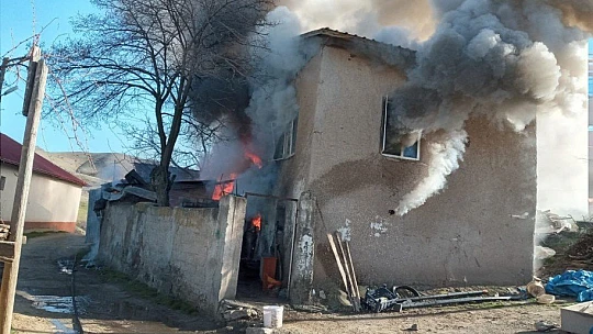 Elazığ'da 2 katlı ev yangında, kullanılamaz hale geldi
