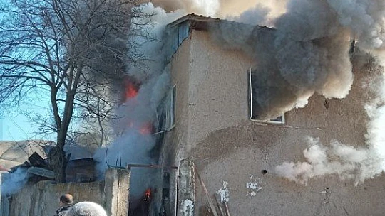 Elazığ'da 2 katlı ev yangında, kullanılamaz hale geldi