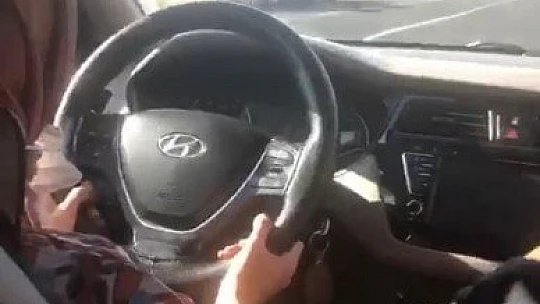 Elazığ'da 2 kişinin yaralandığı kaza anı kameraya yansıdı