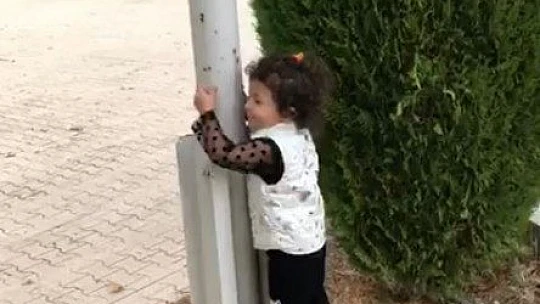 Elazığ'da 2,5 yaşındaki Mila'nın duygulandıran bayrak sevgisi