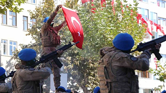 Elazığ'da 29 Ekim Cumhuriyet Bayramında JÖH'lerin gösterisi nefes kesti