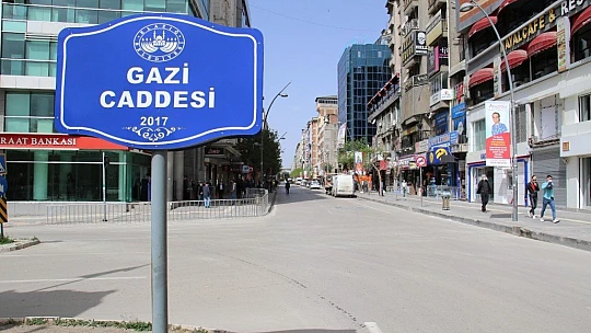 Elazığ'da 3 cadde araç trafiğine kapatıldı, yayalara sosyal mesafe olanağı sağlandı