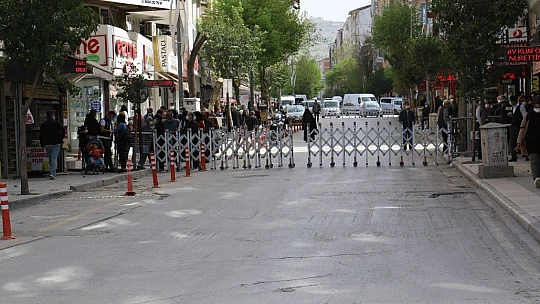 Elazığ'da 3 cadde araç trafiğine kapatıldı, yayalara sosyal mesafe olanağı sağlandı