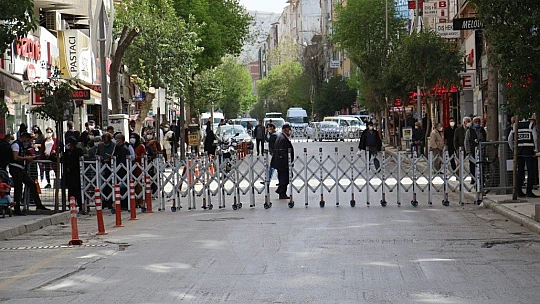 Elazığ'da 3 cadde araç trafiğine kapatıldı, yayalara sosyal mesafe olanağı sağlandı