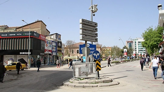 Elazığ'da 3 cadde araç trafiğine kapatıldı, yayalara sosyal mesafe olanağı sağlandı