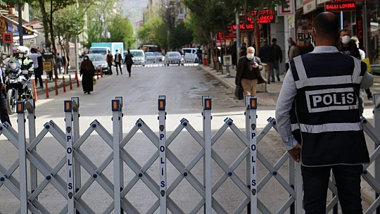 Elazığ'da 3 cadde araç trafiğine kapatıldı, yayalara sosyal mesafe olanağı sağlandı