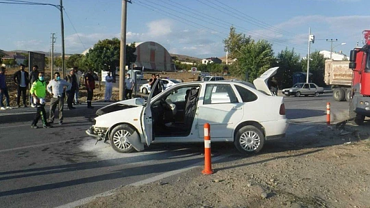 Elazığ'da 4 kişinin yaralandığı trafik kazası kameralara yansıdı