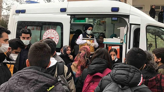 Elazığ'da 50 öğrenci hastanelik oldu