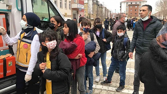 Elazığ'da 50 öğrenci hastanelik oldu