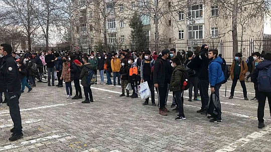 Elazığ'da 50 öğrenci hastanelik oldu