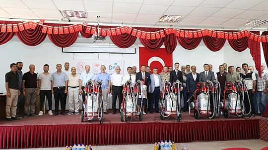 Elazığ'da 52 üreticiye süt sağım makinası dağıtıldı