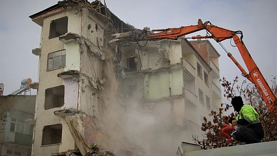 Elazığ'da 5.3'lük depremde ikinci kez hasar alan binanın kontrollü yıkımı başladı