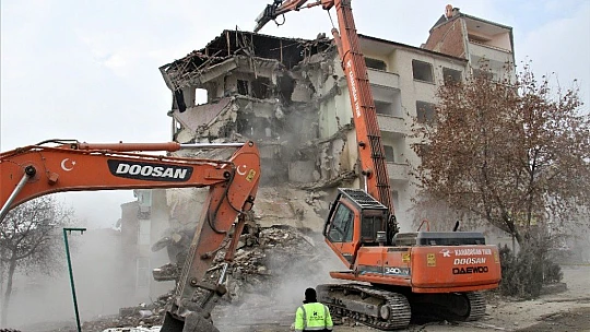 Elazığ'da 5.3'lük depremde ikinci kez hasar alan binanın kontrollü yıkımı başladı