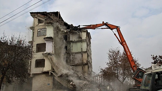 Elazığ'da 5.3'lük depremde ikinci kez hasar alan binanın kontrollü yıkımı başladı