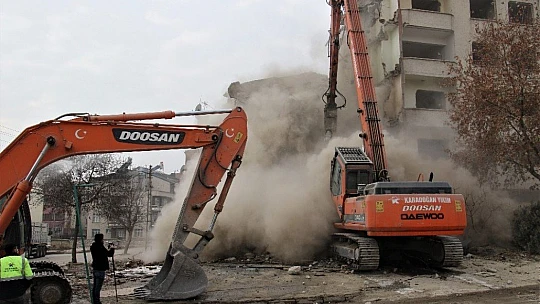 Elazığ'da 5.3'lük depremde ikinci kez hasar alan binanın kontrollü yıkımı başladı