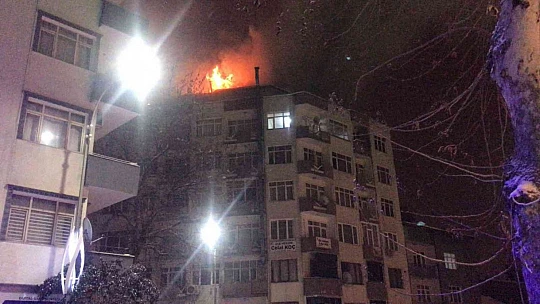 Elazığ'da 6 katlı binada korkutan yangın, ekiplerin müdahalesi sürüyor