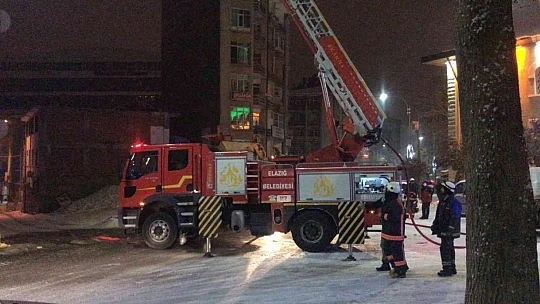 Elazığ'da 6 katlı binada korkutan yangın, ekiplerin müdahalesi sürüyor