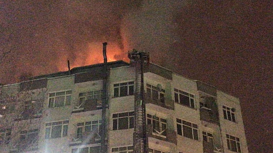 Elazığ'da 6 katlı binada korkutan yangın, ekiplerin müdahalesi sürüyor