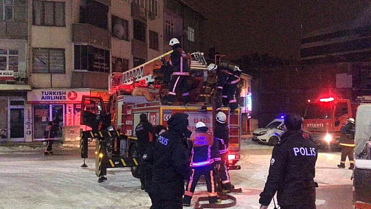 Elazığ'da 6 katlı binada korkutan yangın, ekiplerin müdahalesi sürüyor