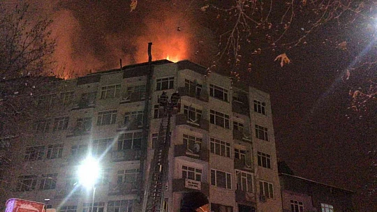 Elazığ'da 6 katlı binada korkutan yangın, ekiplerin müdahalesi sürüyor