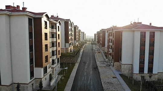 Elazığ'da 676 depremzede daha çekilen kurayla evlerine kavuştu