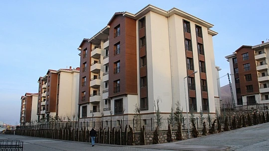 Elazığ'da 676 depremzede daha çekilen kurayla evlerine kavuştu