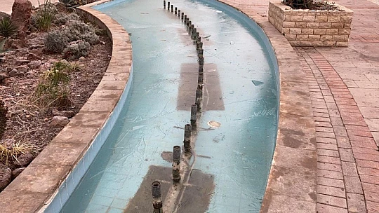 Elazığ'da ağaçlar kırağı tuttu, süs havuzları dondu