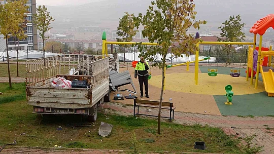 Elazığ'da akıllara durgunluk veren kaza: Kupası açılan kamyonet çocuk parkına daldı