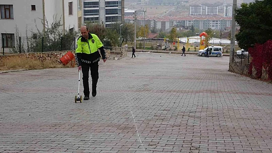 Elazığ'da akıllara durgunluk veren kaza: Kupası açılan kamyonet çocuk parkına daldı