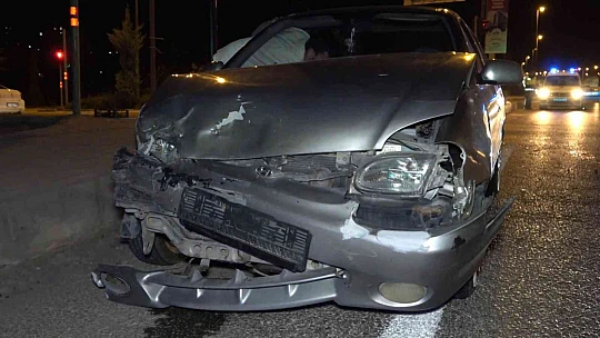 Elazığ'da ambulans ile otomobil çarpıştı: 2 yaralı