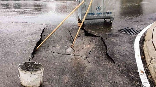 Elazığ'da aşırı yağışlar nedeniyle yolda çökme meydana geldi