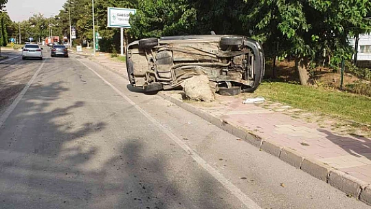 Elazığ'da aydınlatma direğine çarpan otomobil devrildi: 2 yaralı