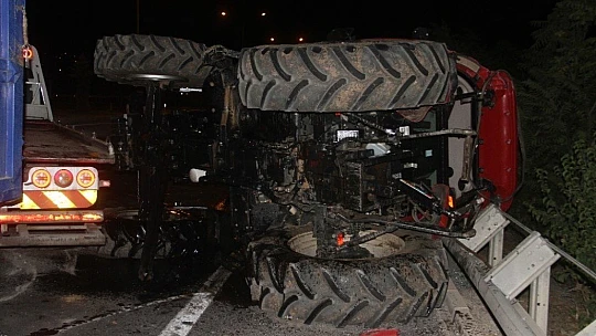 Elazığ'da bariyerlere çarpan traktör devrildi: 2 yaralı