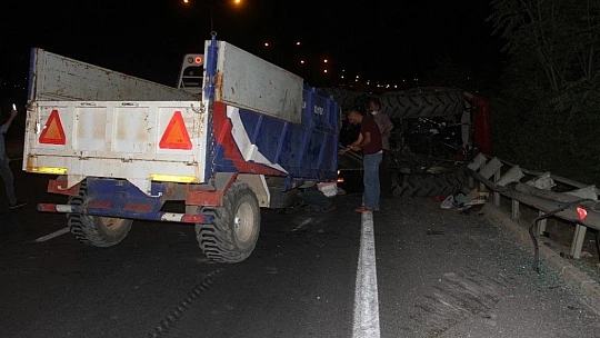 Elazığ'da bariyerlere çarpan traktör devrildi: 2 yaralı