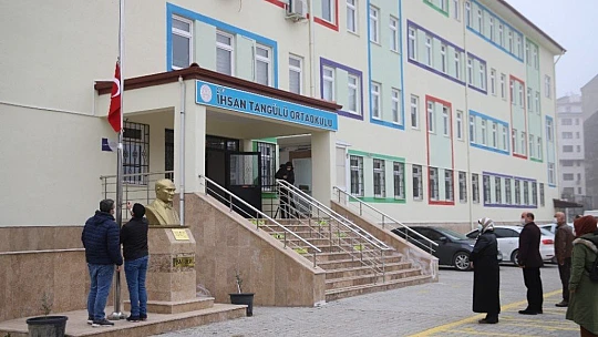 Elazığ'da bayrak töreni eşliğinde istiklal Marşı okundu