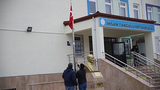 Elazığ'da bayrak töreni eşliğinde istiklal Marşı okundu