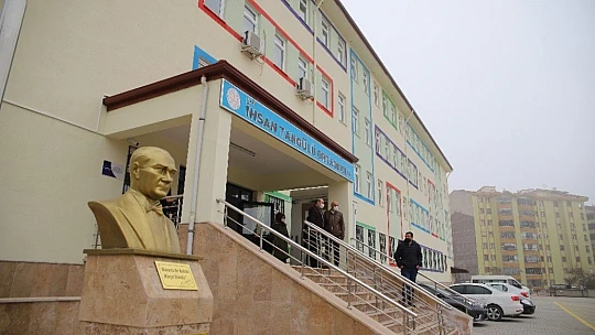 Elazığ'da bayrak töreni eşliğinde istiklal Marşı okundu