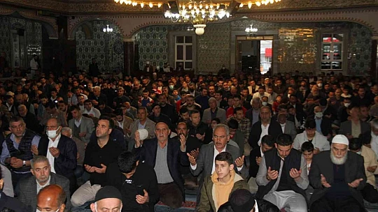 Elazığ'da bayram namazında camiler doldu