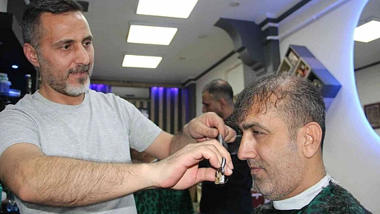 Elazığ'da bayram öncesi berberlerde yoğunluk başladı