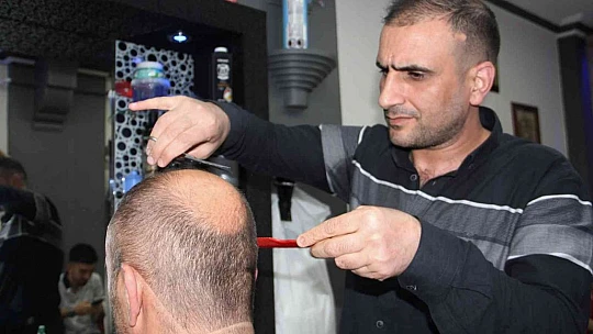 Elazığ'da bayram öncesi berberlerde yoğunluk başladı