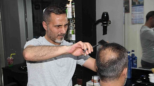 Elazığ'da bayram öncesi berberlerde yoğunluk başladı