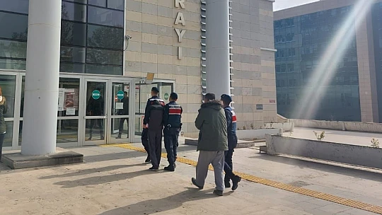 Elazığ'da bir köyü soyan hırsızlar, jandarmaya yakalandı