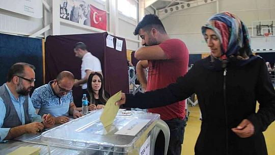 Elazığ'da bir mahalle sandık başında gitti