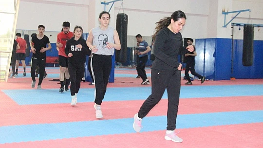 Elazığ'da boksörler oruçlarını tutup, antrenmanlarını aksatmıyor