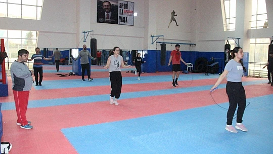 Elazığ'da boksörler oruçlarını tutup, antrenmanlarını aksatmıyor