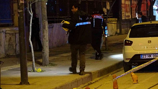 Elazığ'da cadde ortasında silahlı kavga: 2 yaralı